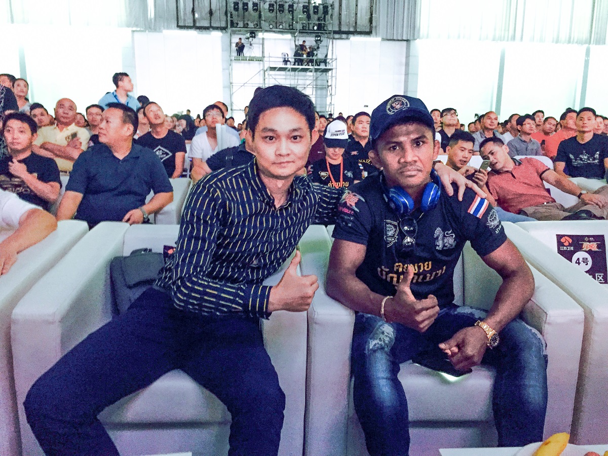 海天电缆协办《昆仑决—昆明站》，总经理林子胜先生与世界冠军、泰拳王子播求合影留念